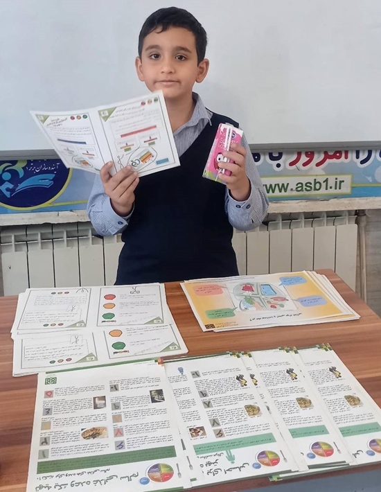 آموزش آشنایی با نشانگر رنگی تغذیه ای در دبستان آینده سازان برتر  