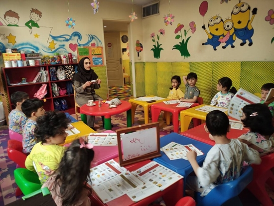 آموزش آشنایی با نشانگر رنگی تغذیه ای در مهد کودک بادکنک آبی 