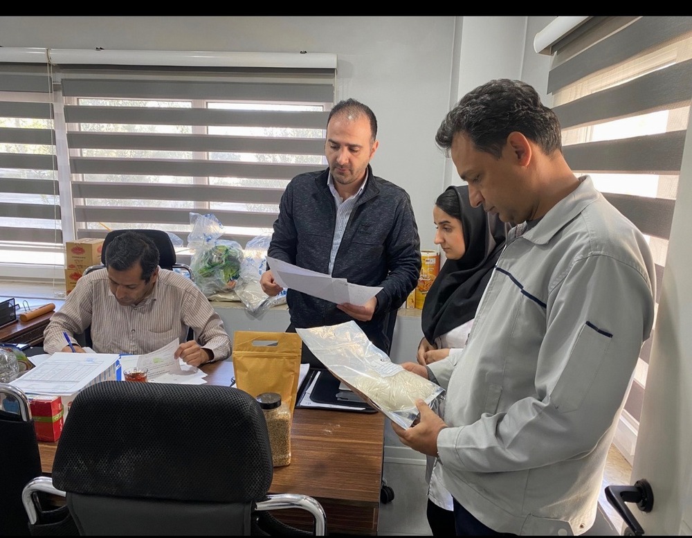 بازدید میدانی کارشناسان معاونت غذا و دارو از واحدهای تولیدی در شرایط ویژه